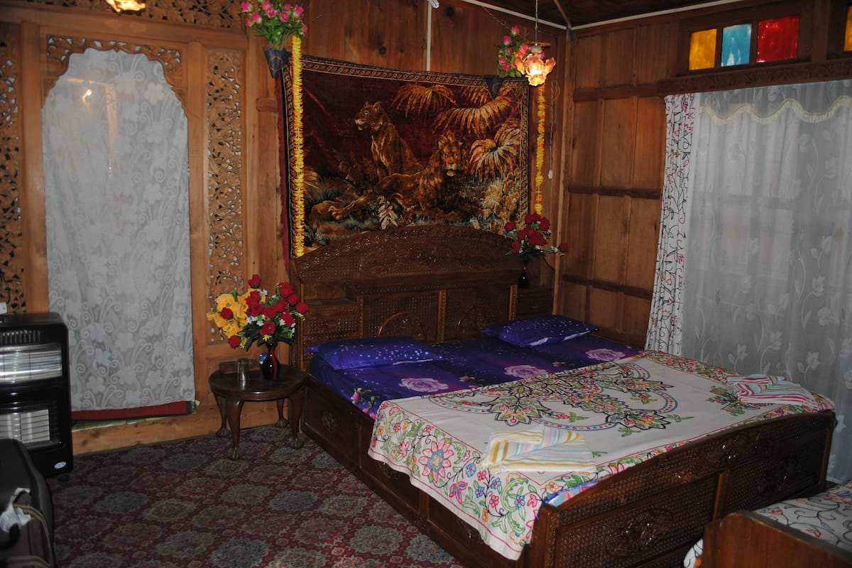 1 bedroom, Egyptian cotton sheets, premium bedding, memory-foam beds