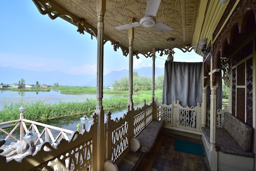 Houseboat Zaindari Palace