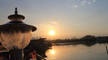 Vista frontal de la propiedad por la tarde o noche