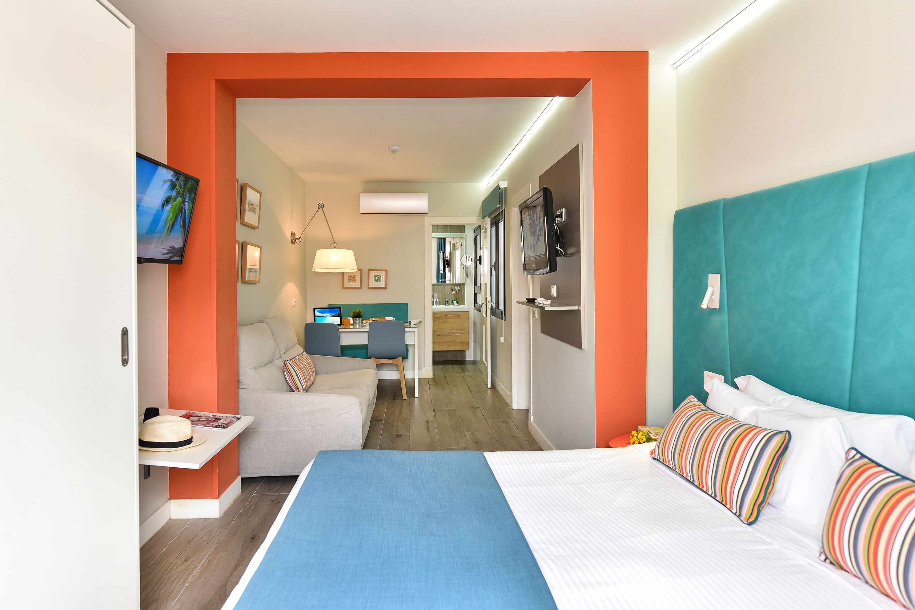 خزنة داخل الغرفة وستائر تعتيم وتجهيزات عازلة للصوت ومكواة/لوح كي