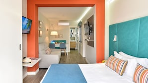 A hotel room with a bed, a desk, a television, and a kitchenette. - Hotel Apartamentos Bajamar (Las Palmas de Gran Canaria)