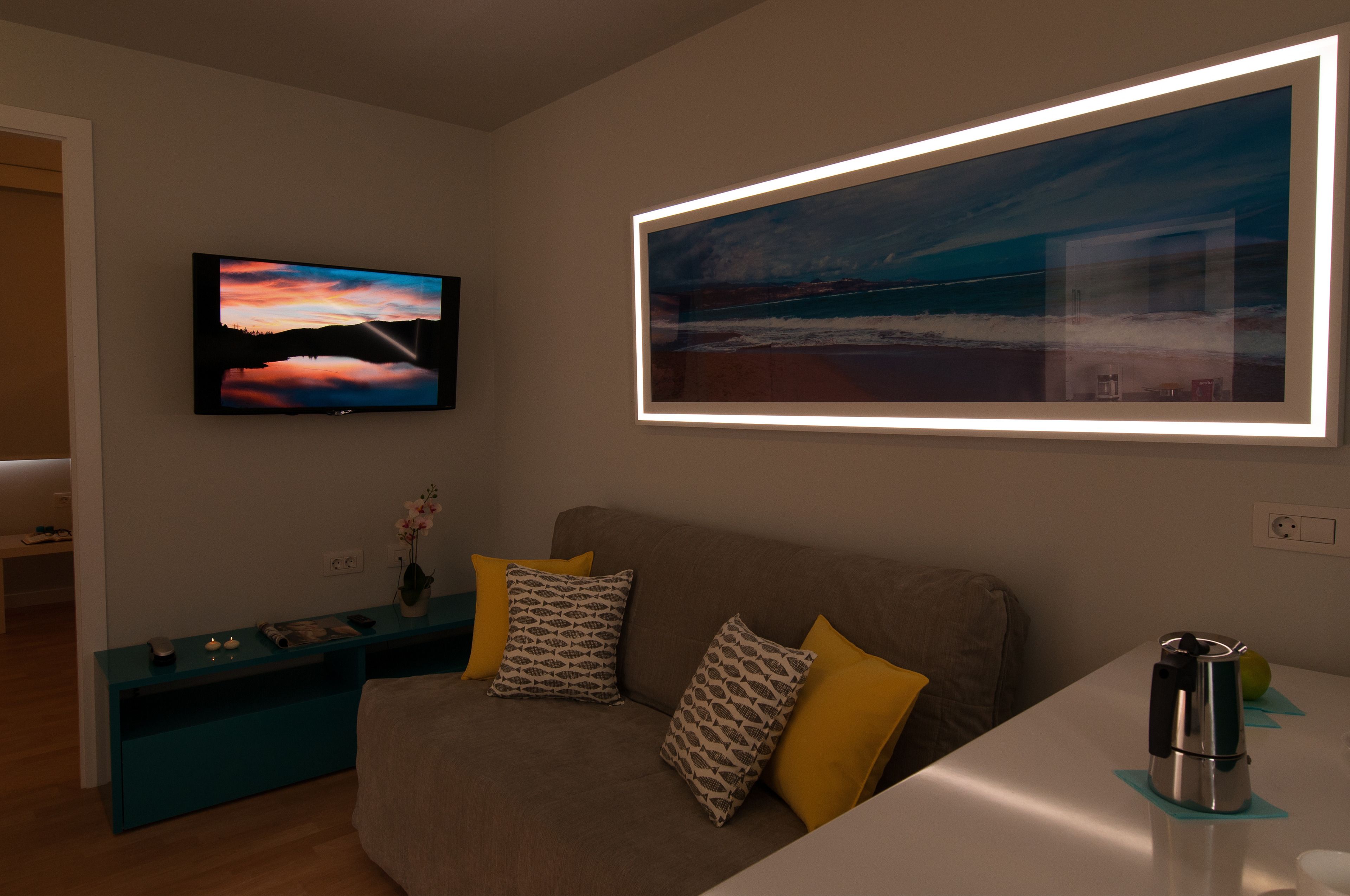 32-inch lcd tv with digital channels, tv