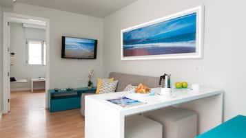Een 32-inch lcd-televisie met digitale zenders en een televisie