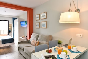 In-room safe, blackout curtains, soundproofing, iron/ironing board - Hotel Apartamentos Bajamar (Las Palmas de Gran Canaria)