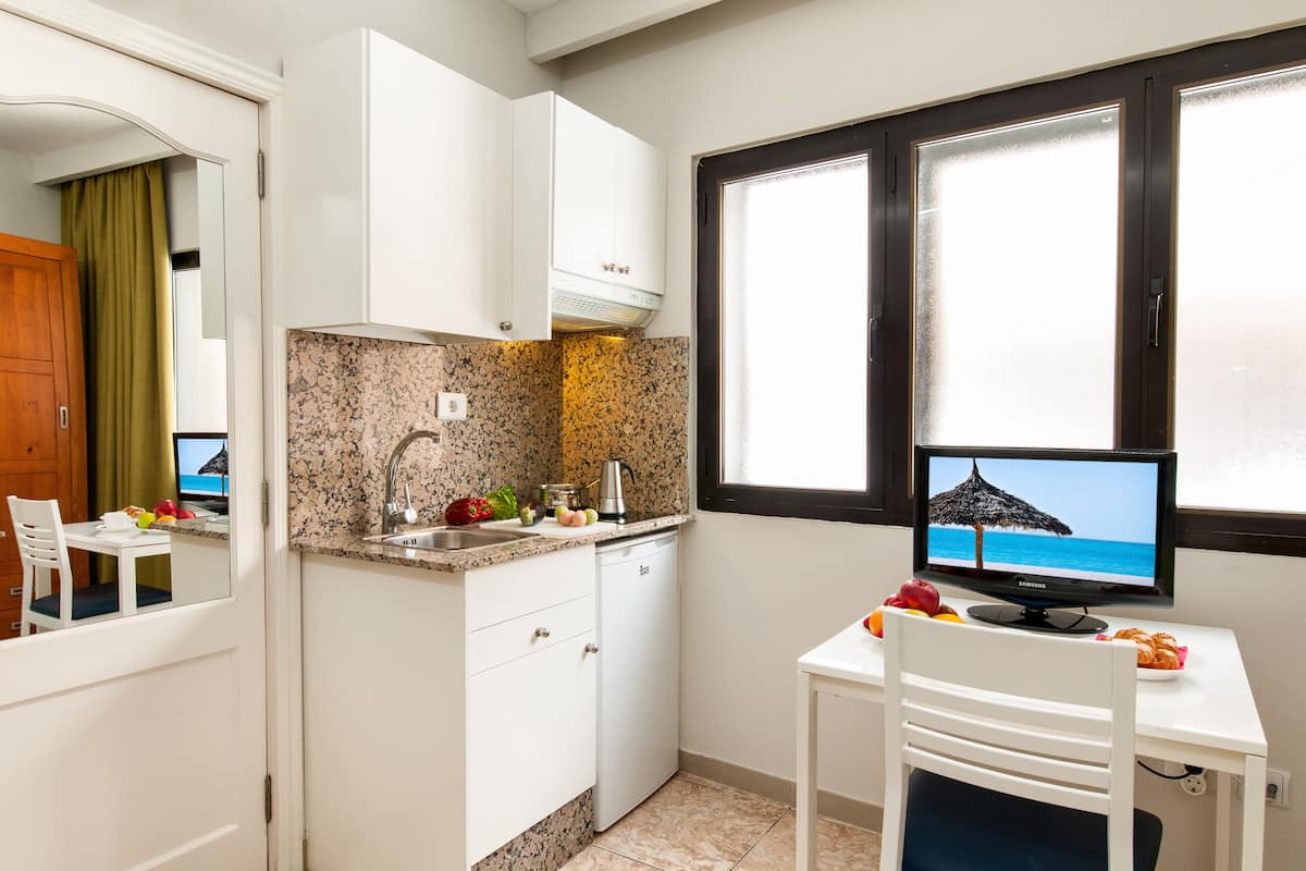 studio, ground floor | in-room safe, blackout curtains, soundproofing, iron/ironing board