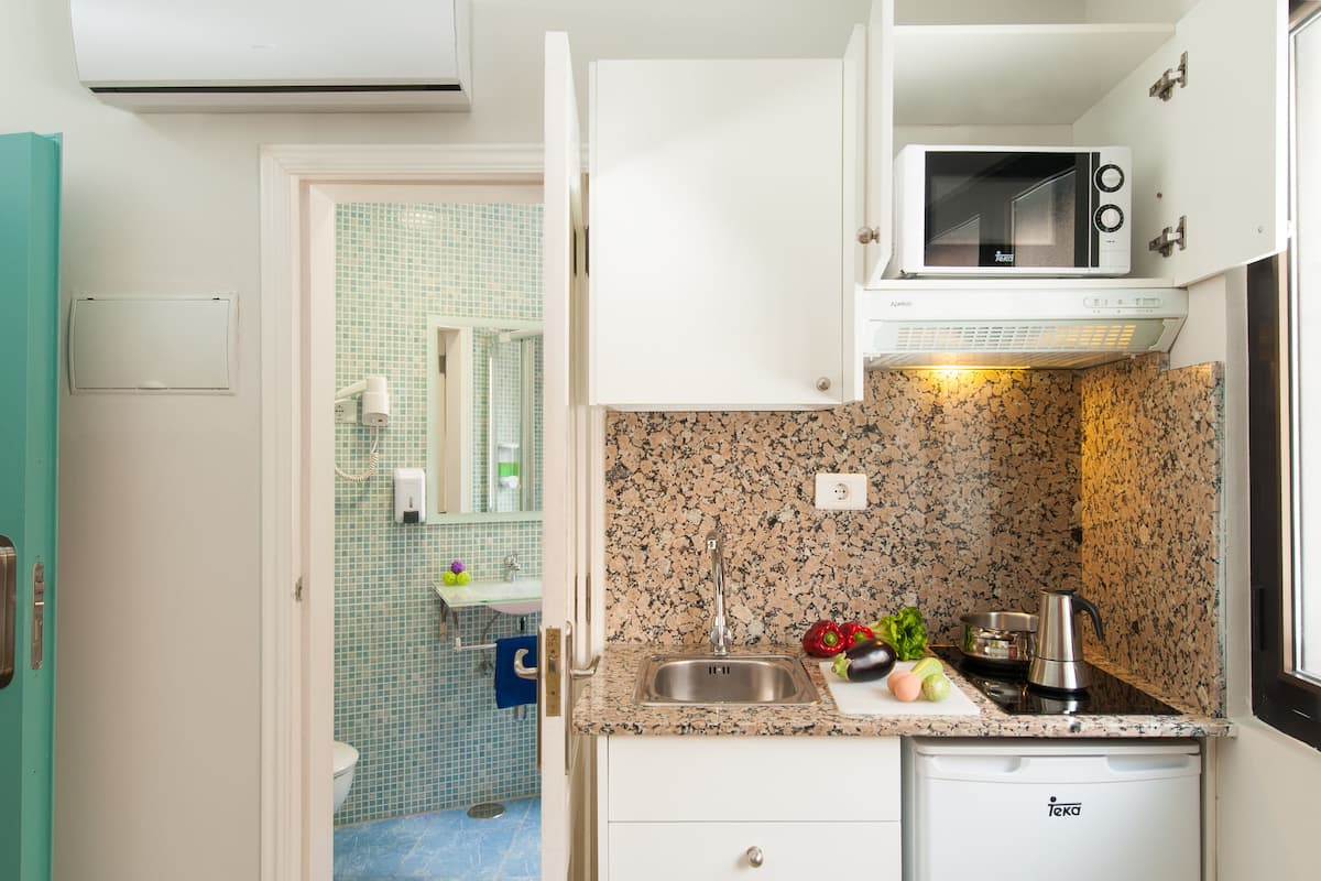 studio, ground floor | in-room safe, blackout curtains, soundproofing, iron/ironing board