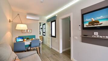 Studio Suite | In-room safe, blackout curtains, soundproofing, iron/ironing board