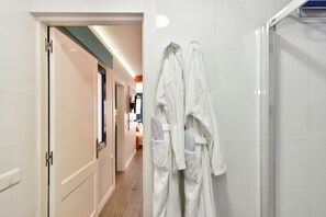 Studio Suite | Bathroom | Shower, designer toiletries, hair dryer, slippers - Hotel Apartamentos Bajamar (Las Palmas de Gran Canaria)