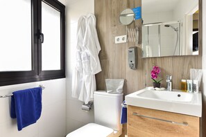 Studio | Bathroom | Shower, designer toiletries, hair dryer, slippers - Hotel Apartamentos Bajamar (Las Palmas de Gran Canaria)