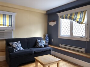 Studio – standard, 1 soverom | Oppholdsområde | En 36-tommers Flatskjerm-TV med kabel-kanaler samt TV