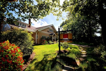 Leaside Manor by The Leaside Group