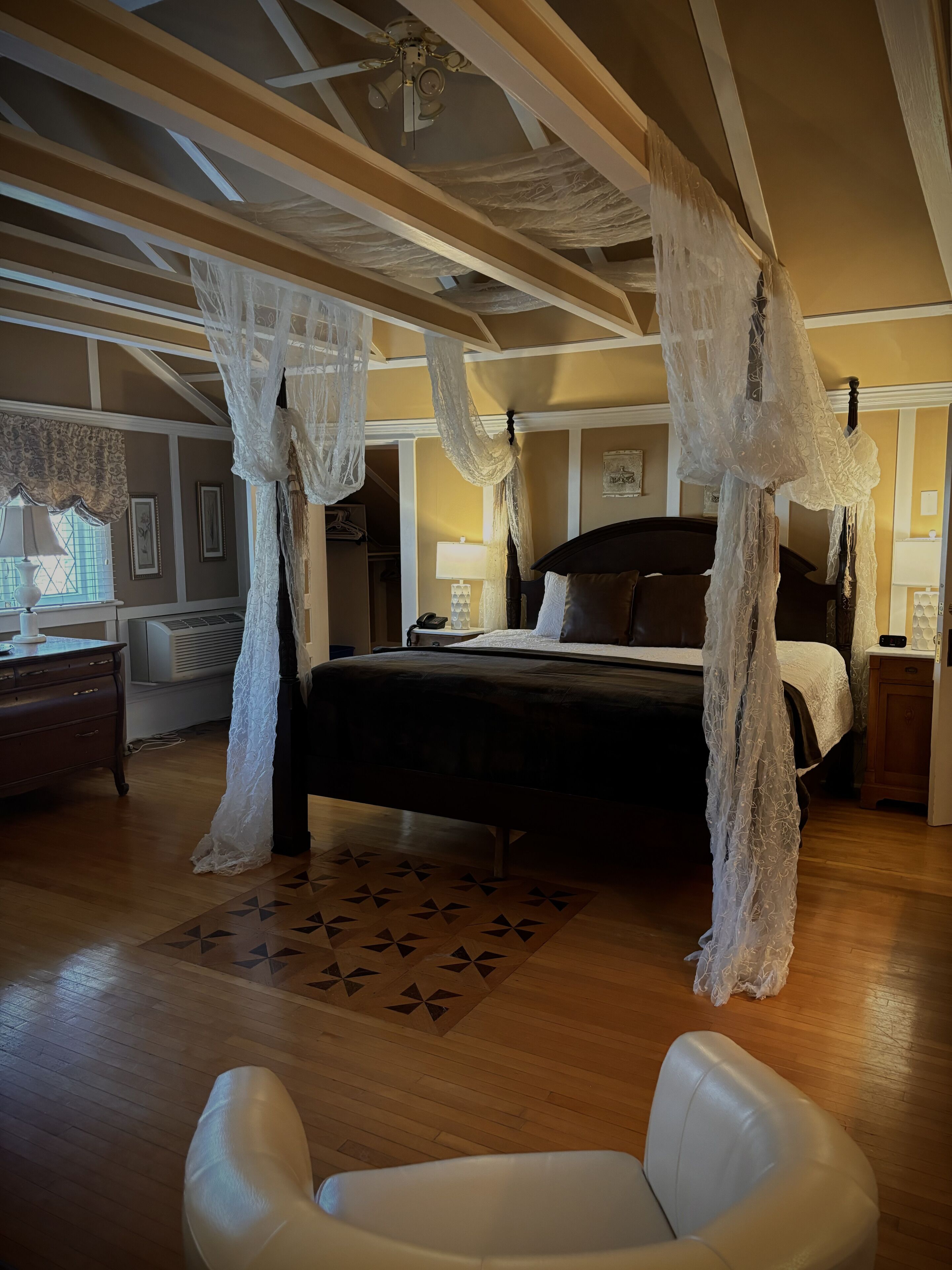 Photo - Leaside Manor