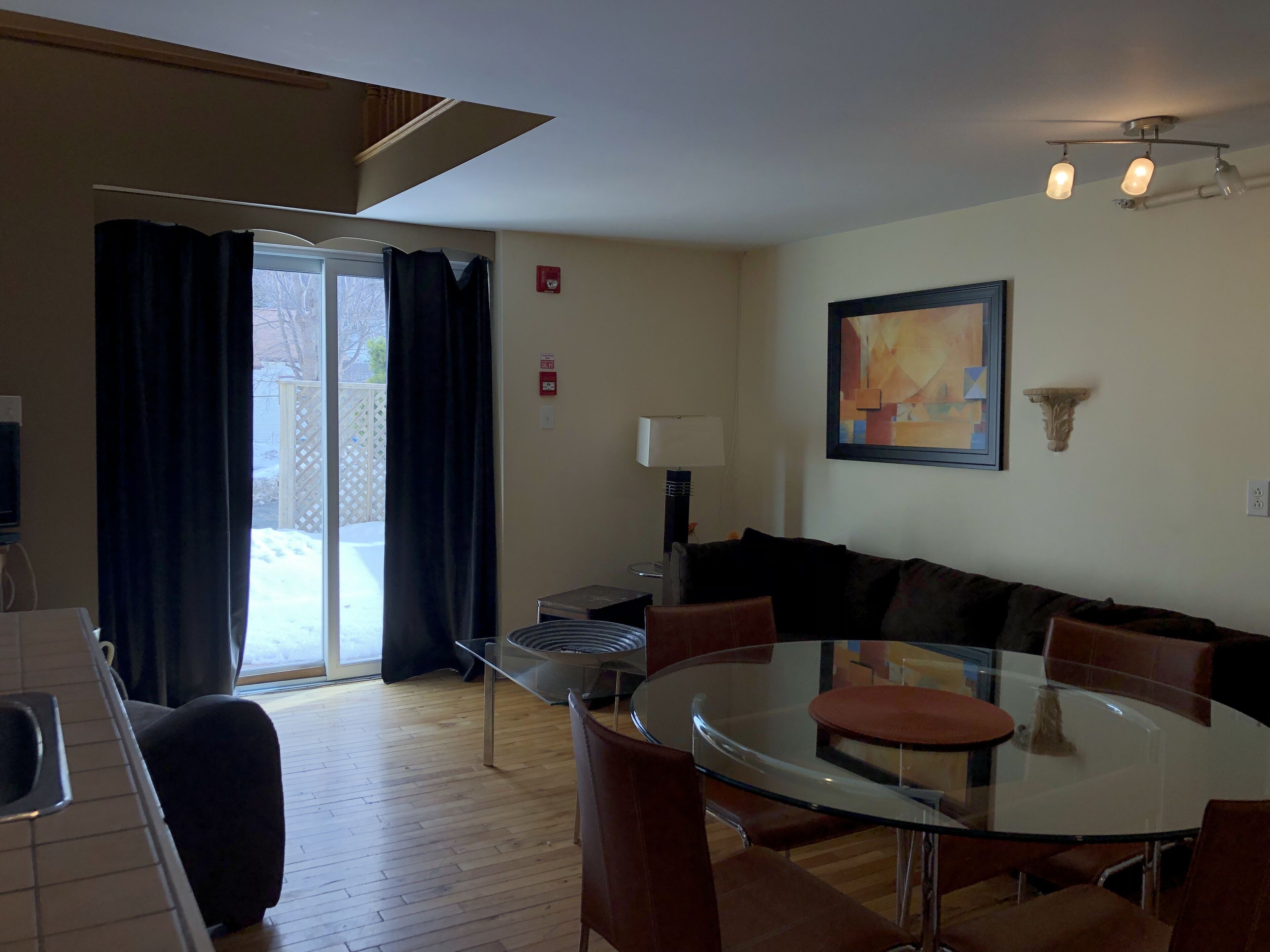 行政公寓, 1 間臥室 | 起居區 | 36-吋平面電視、有線頻道、電視