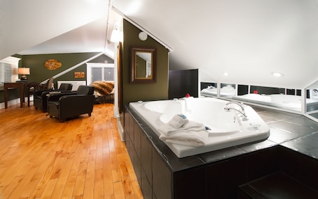 Argentia Suite | Bathroom. Leaside Manor by The Leaside Group