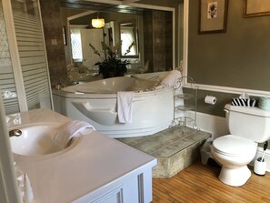 Port Royal | Bathroom | Designer toiletries, hair dryer, towels, soap