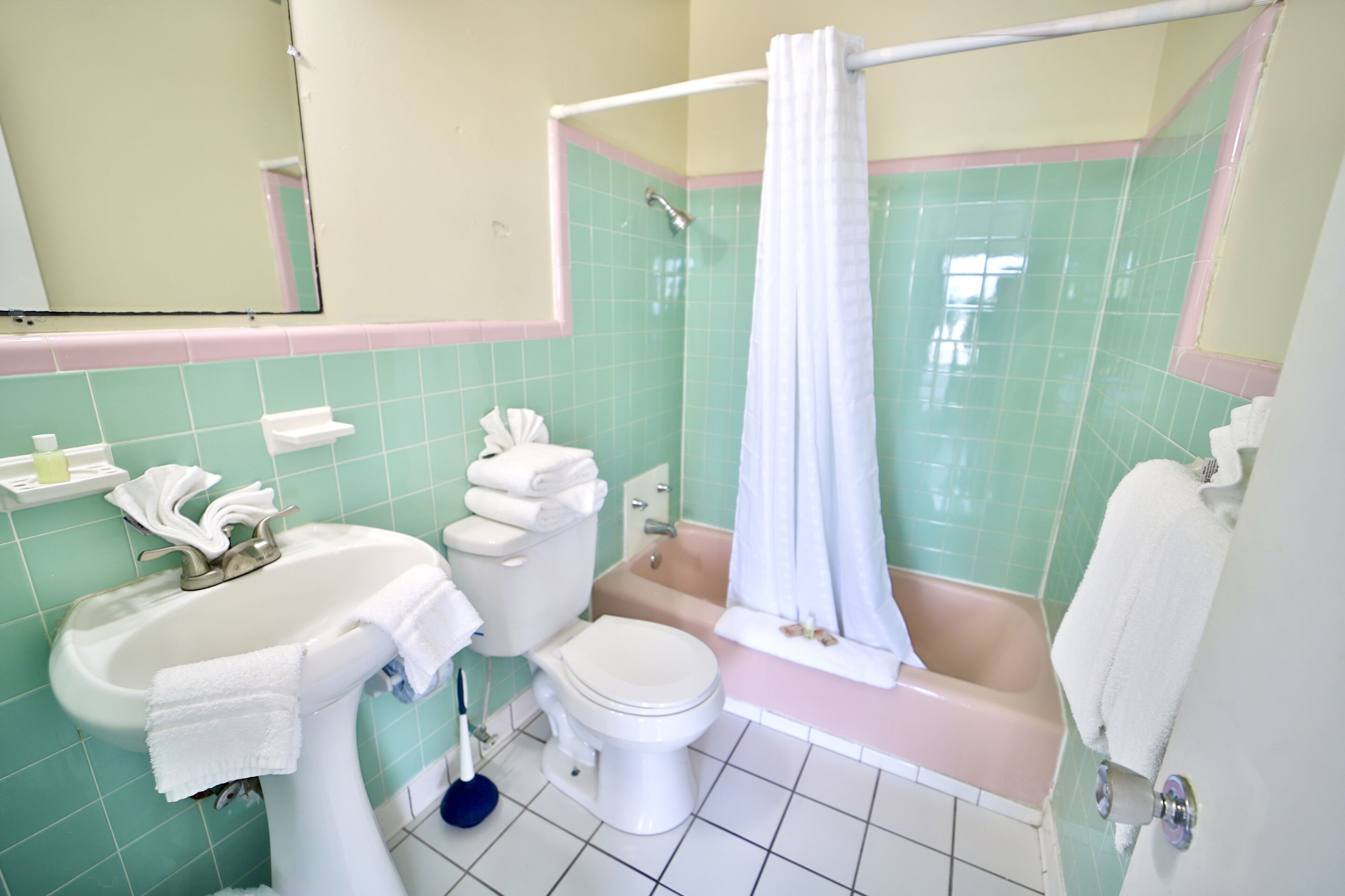 Standard | Bathroom | Combined shower/tub, free toiletries, towels