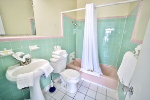 Standard | Bathroom | Combined shower/tub, free toiletries, towels - Palm Grove (Panama City Beach)