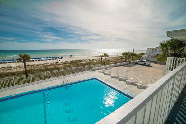 Sesongbasert utendørsbasseng, bassengparasoller og solsenger