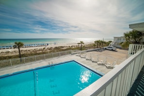 Seasonal outdoor pool, pool umbrellas, pool loungers - Palm Grove (Panama City Beach)
