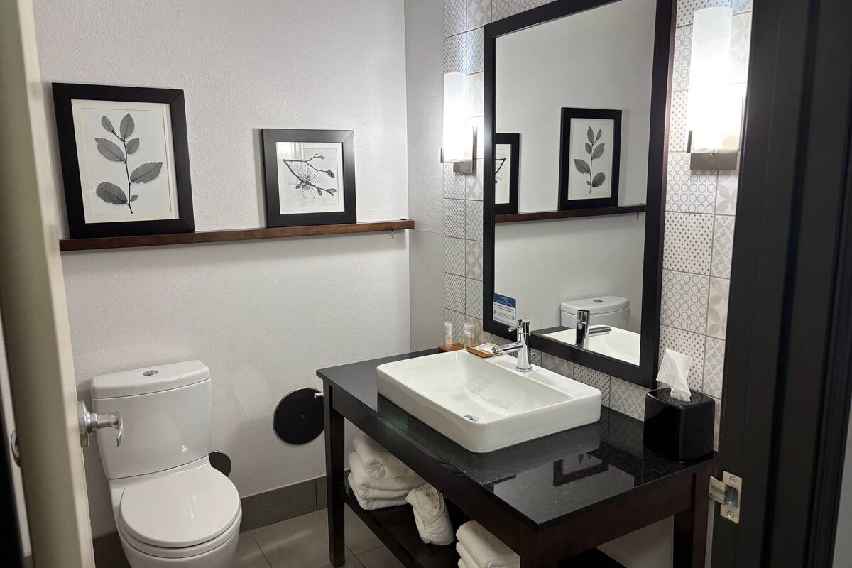 combined shower/bathtub, eco-friendly toiletries, hair dryer, towels