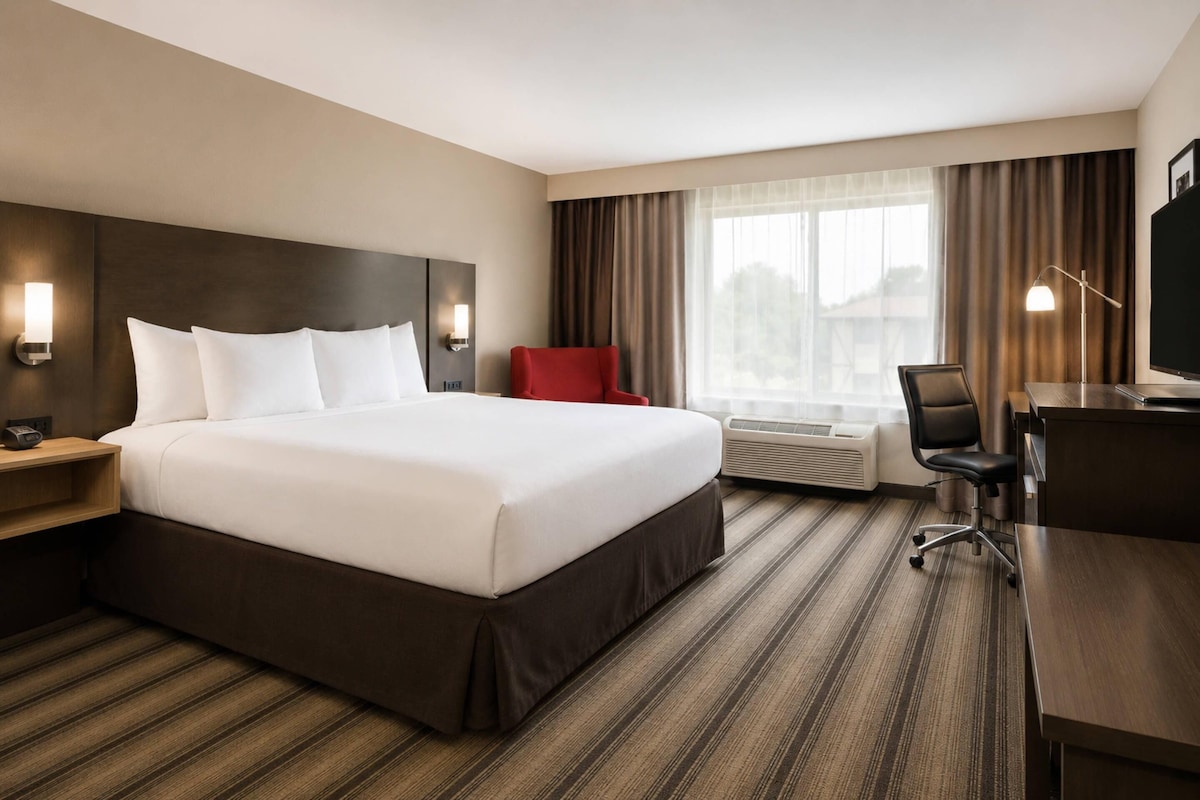 Pillowtop beds, desk, laptop workspace, blackout drapes