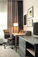 Colchones con pillow-top, escritorio y espacio para trabajar con laptop 