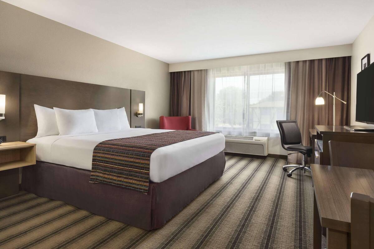 Pillowtop beds, desk, laptop workspace, blackout drapes
