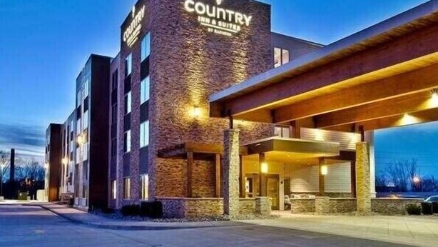 A modern hotel with a stone facade and a sign reading "Country Inn & Suites." - Country Inn & Suites by Radisson, Springfield Southeast (Springfield)