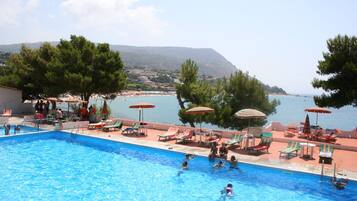 Piscine extérieure, couloir de nage, parasols de plage, chaises longues