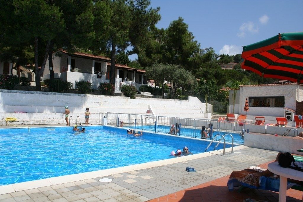 Außenpool, Schwimmbecken, Sonnenschirme, Liegestühle