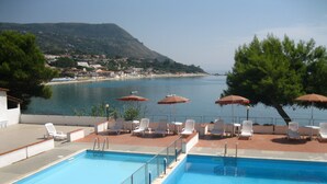 Outdoor pool, a lap pool, pool umbrellas, sun loungers - Villaggio Residence Marina del Capo (Ricadi)