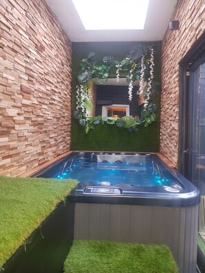 Suite, bain à remous (Terre)