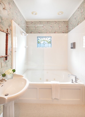 Executive Room | Bathroom | Free toiletries, hair dryer, bathrobes, towels