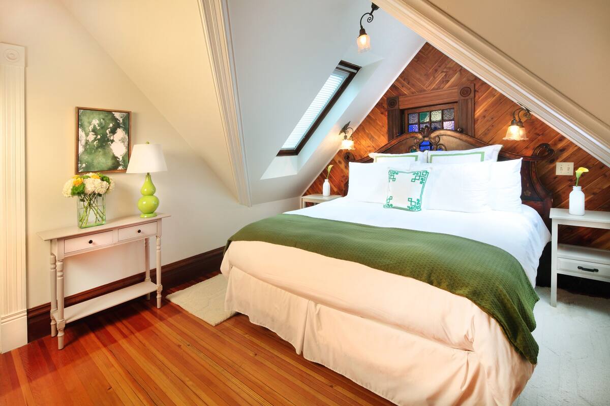 King Room | 高档床上用品、加厚床垫、熨斗/熨衣板、免费 WiFi