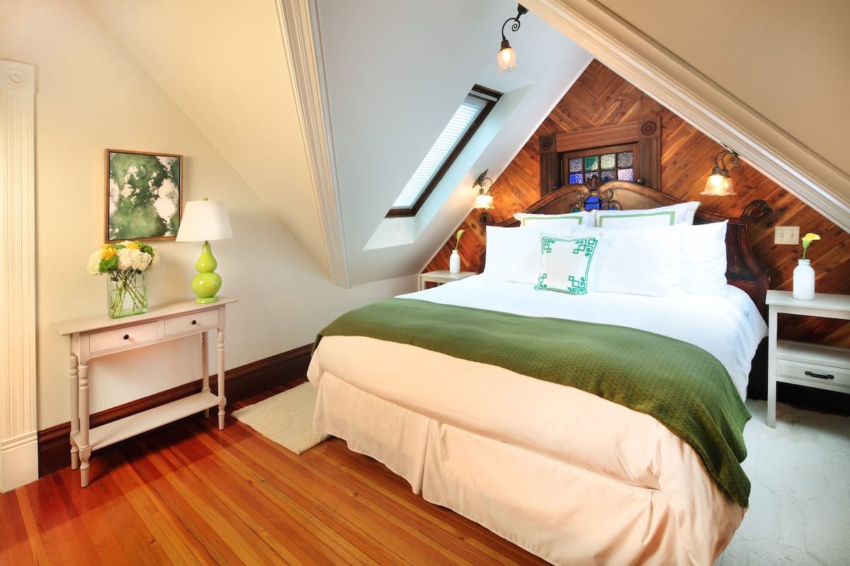 King Room | Ropa de cama de alta calidad y tabla de planchar con plancha