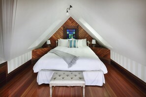 Classic Room | Premium bedding, iron/ironing board, free WiFi - Grape Leaf Inn (Healdsburg)