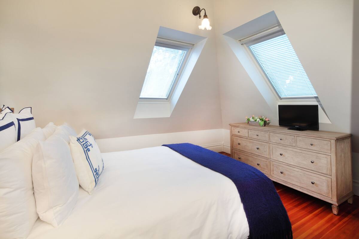 Queen Room | 高档床上用品、加厚床垫、熨斗/熨衣板、免费 WiFi