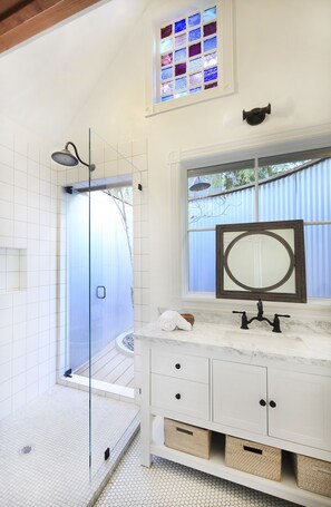 Suite | Salle de bain | Articles de toilette (gratuits), séchoir à cheveux, peignoirs