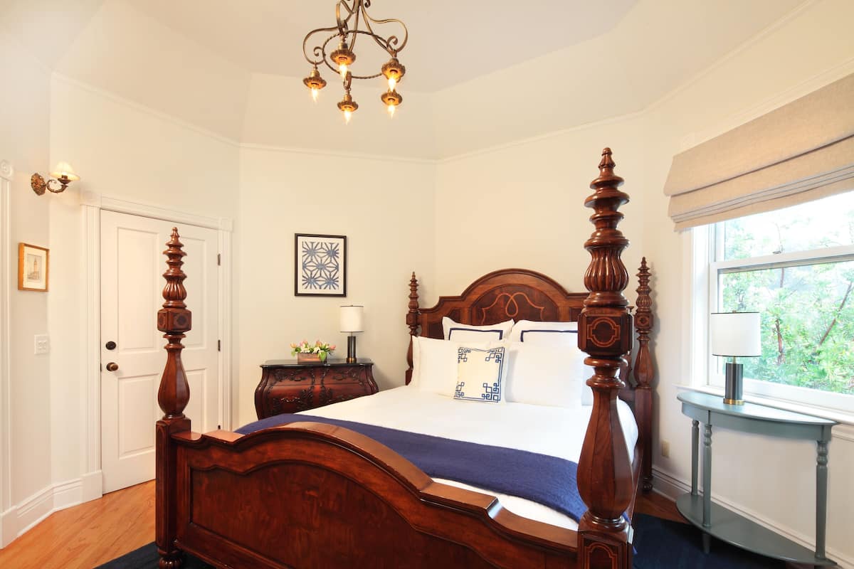 Habitación ejecutiva | Ropa de cama de alta calidad y tabla de planchar con plancha