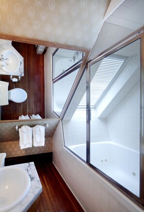 Queen Room | 浴室 | 免费洗浴用品、吹风机、浴袍、毛巾