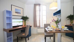 Een bureau, geluiddichte muren, gratis babybedden, gratis wifi