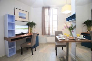 Una scrivania, insonorizzazione, culle/letti per bambini (gratuiti)