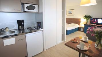 1 slaapkamer, een bureau, geluiddichte muren, gratis babybedden