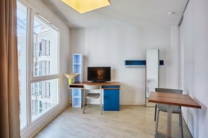 Studio Standard (2 People) | Bureau, système d’insonorisation, lit de bébé (gratuit)
