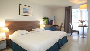 Een bureau, geluiddichte muren, gratis babybedden, gratis wifi