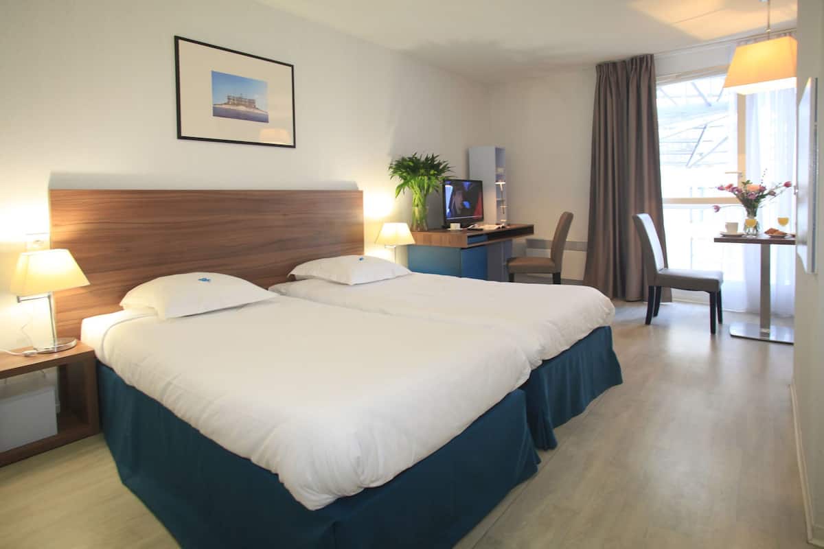 1 slaapkamer, een bureau, geluiddichte muren, gratis babybedden
