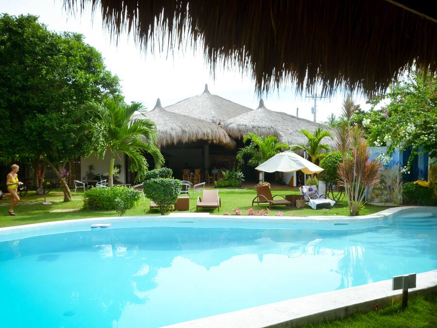 Piscina externa, espreguiçadeiras