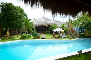 Outdoor pool, sun loungers - Vanilla Sky Dive Resort (Panglao)