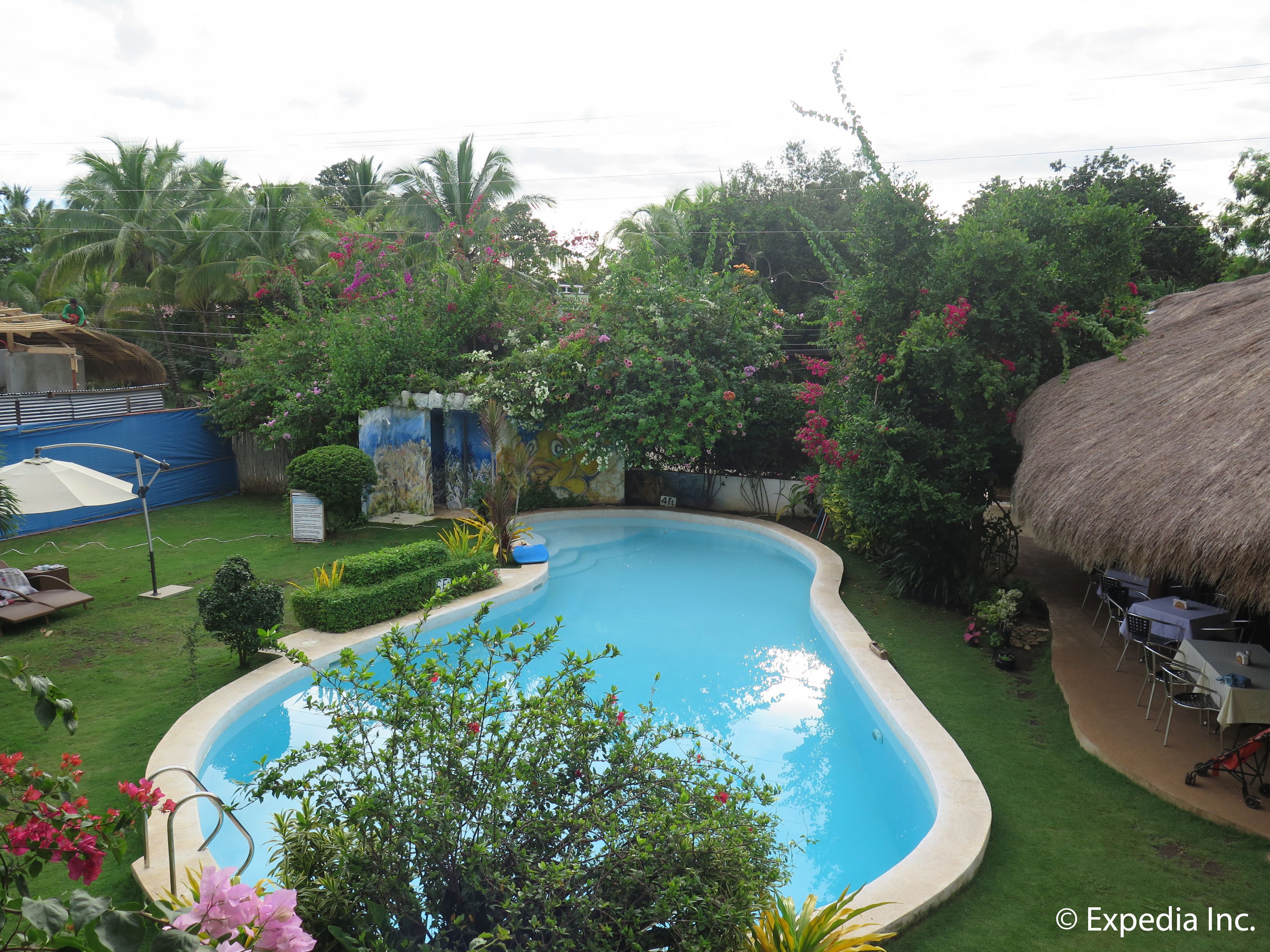 outdoor pool, pool loungers