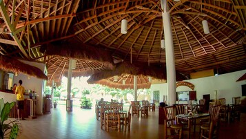 Frühstück, Mittagessen, internationale Küche, Blick auf den Pool 